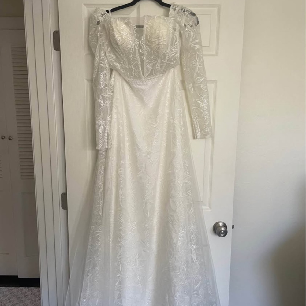 Beautiful wedding dress with detachable sleeves